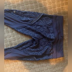 athletic Capri leggings with blue pattern